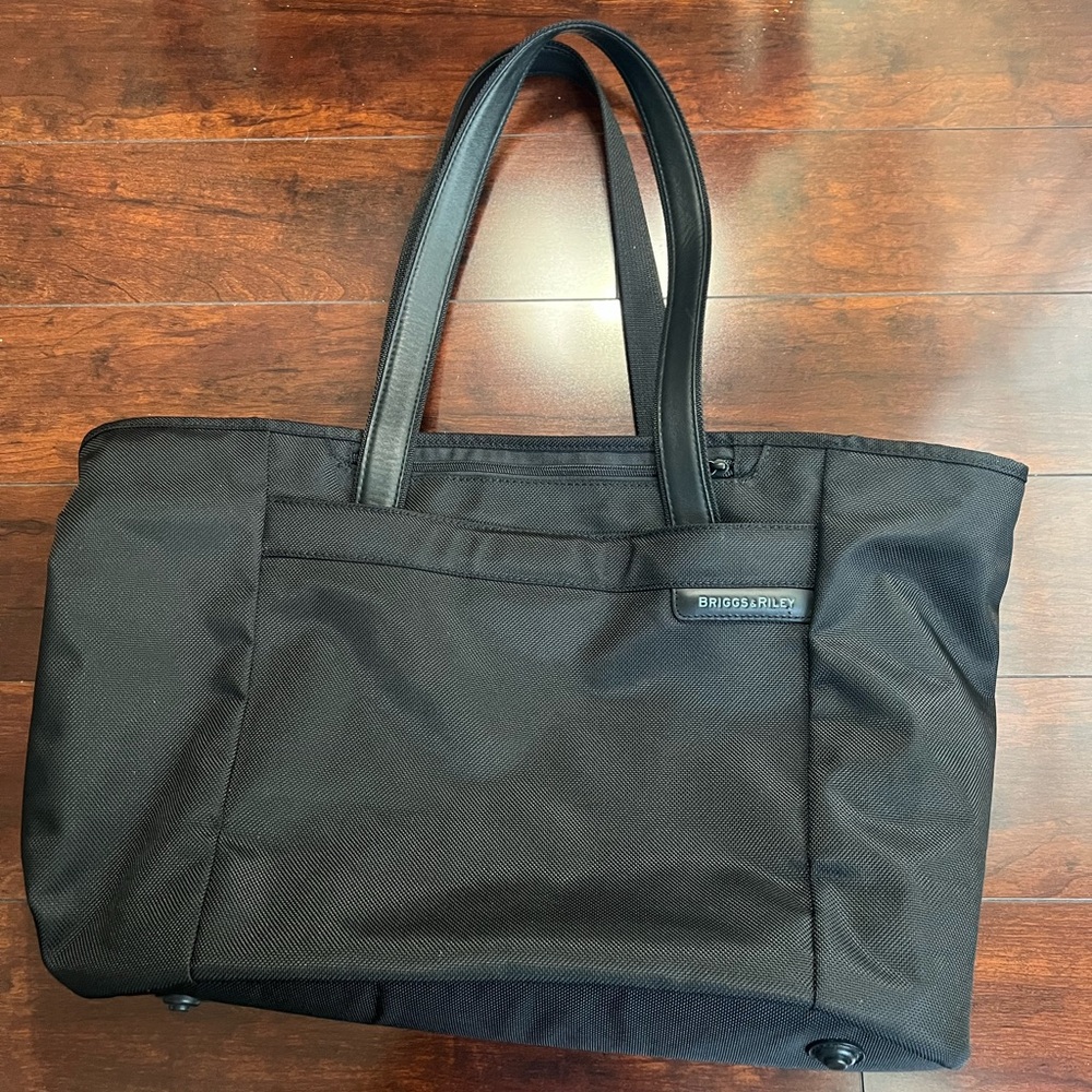 Briggs+Riley Black Baseline Traveler Tote 255-64 Like New,great for travel